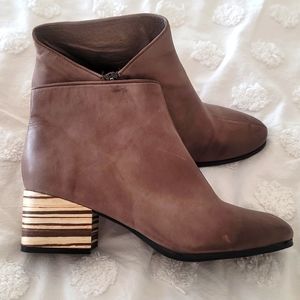 ANTELOPE 576 Sleek block heel bootie.  Size 41 (10).  Vintage grey color.